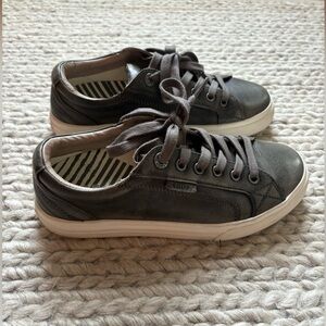 Taos leather sneaker - like new